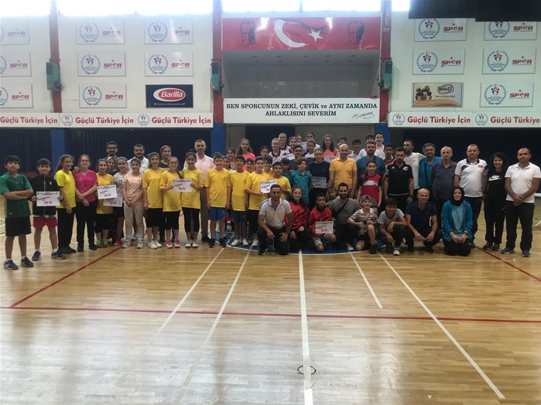 BOLU'DA DÜZENLENEN BADMİNTON ŞAMPİONASI SONA ERDİ… .