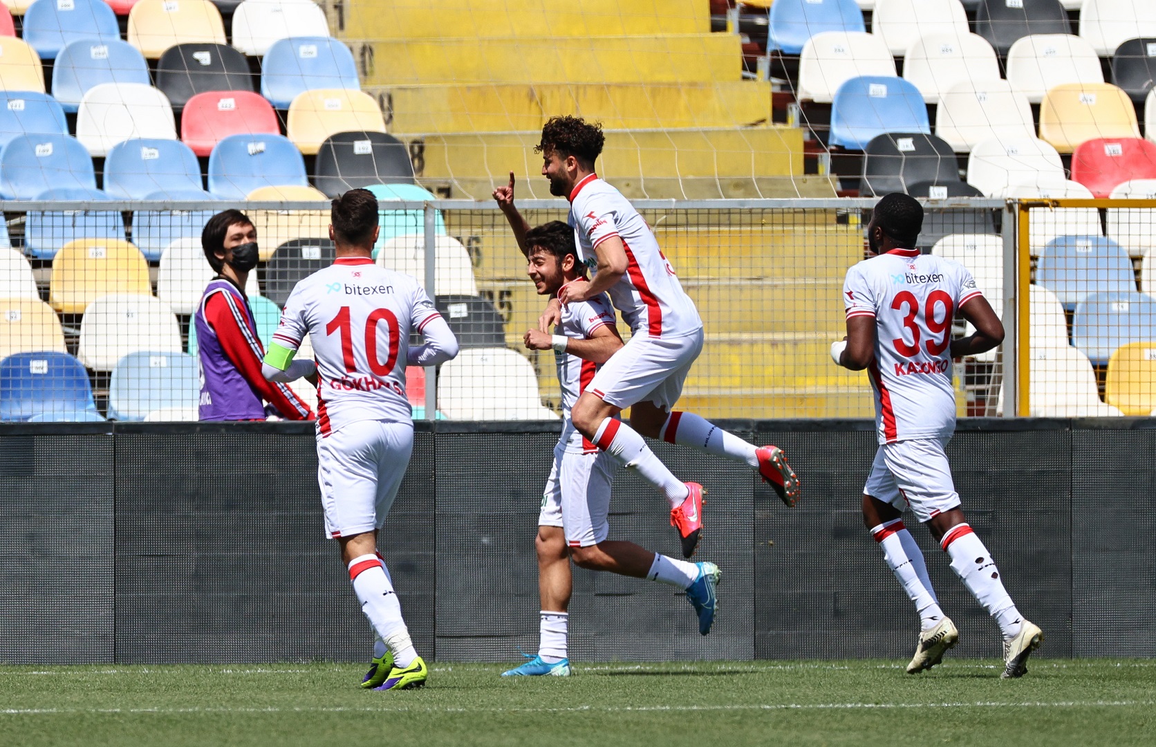  Deplasmanda Play-off ,Evde Kümeye!