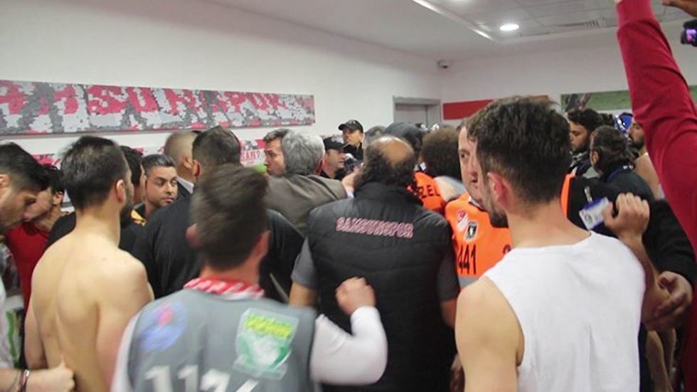  Hakem odasına girmeye çalıştılar