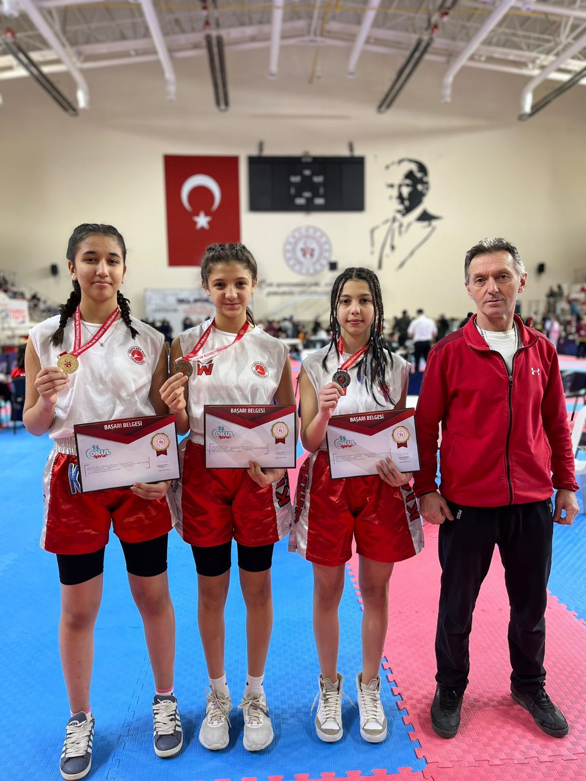 Kick-Boksta Madalyalar Bolu’nun