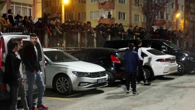 TARAFTAR MAÇ SONU SOYUNMA ODASI ÖNÜNDE  PROTESTO ETTİ