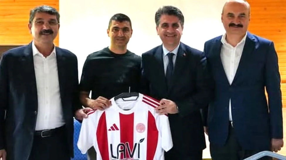 Vali Aydın’a Kırmızı-Beyazlı Forma